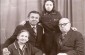 Samuel Grass, Diana Landsman Grass y su hijo Eugene, nativo de Stanislawow, sobrevivieron al Holocausto huyendo a Kazakhstan.La hija de Eugene,Ella,también en la fotografía,aún vive en Ivano-Frankivsk,1987.©Entregada del archivo familiar del Dr. Silverman